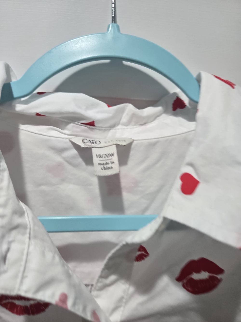 CATO White Button-Up Shirt with Red Lip & Heart Print